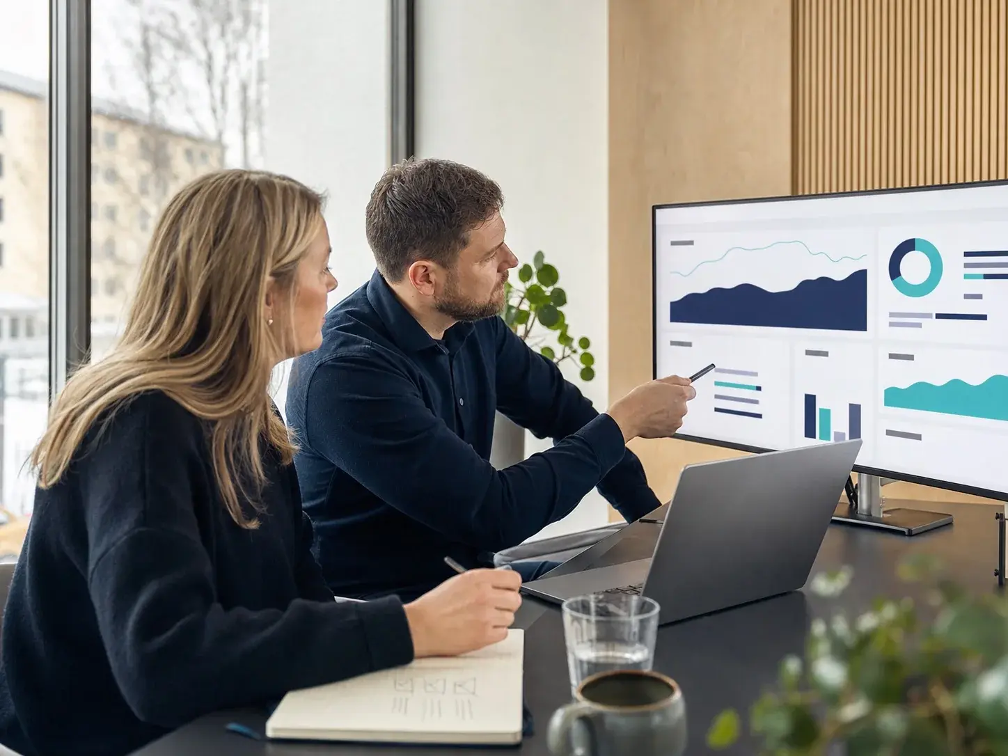 Webcomm och kund granskar mätbara resultat, KPI:er och digital marknadsföring